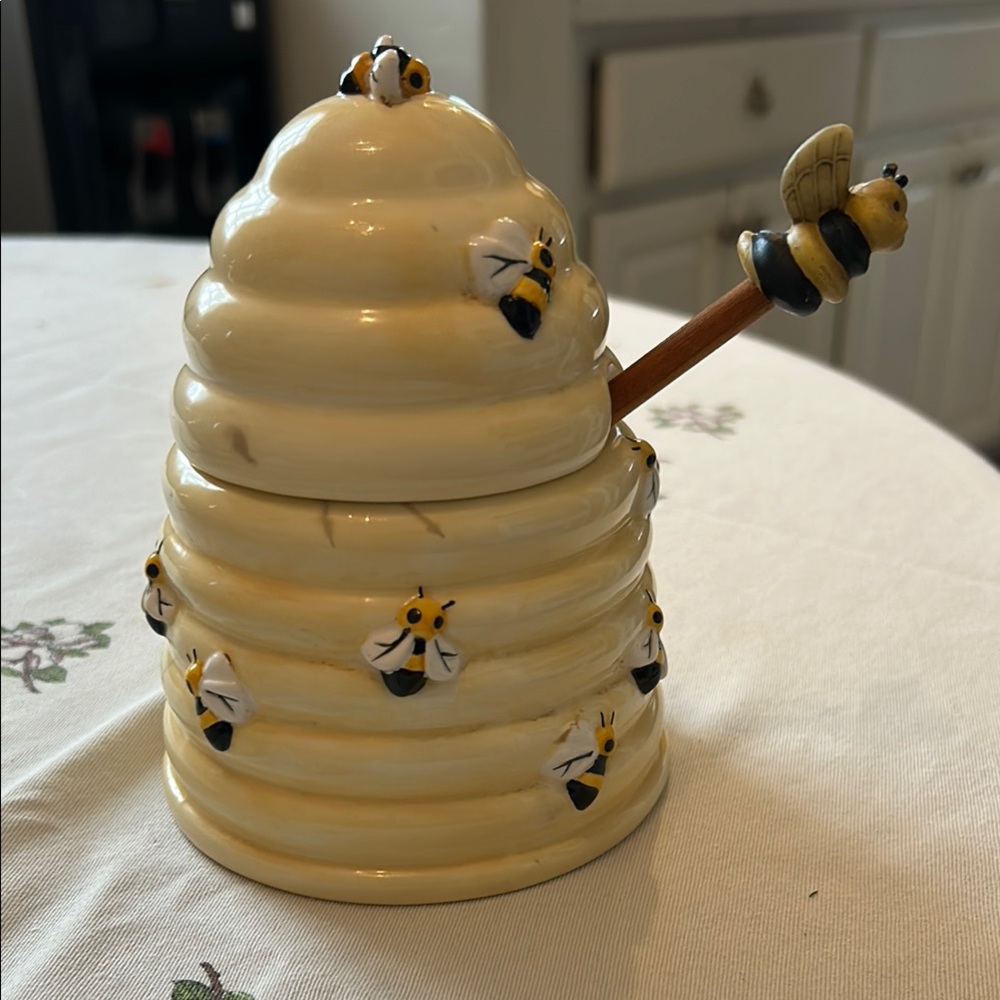 Boston Warehouse Honey Pot with Bee Design - Cream and Black